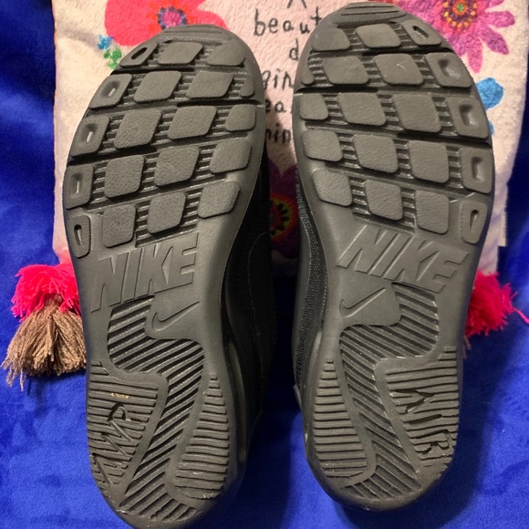 Nike Women’s Air Max Oketo All Black Sneaker - Picture 11 of 13